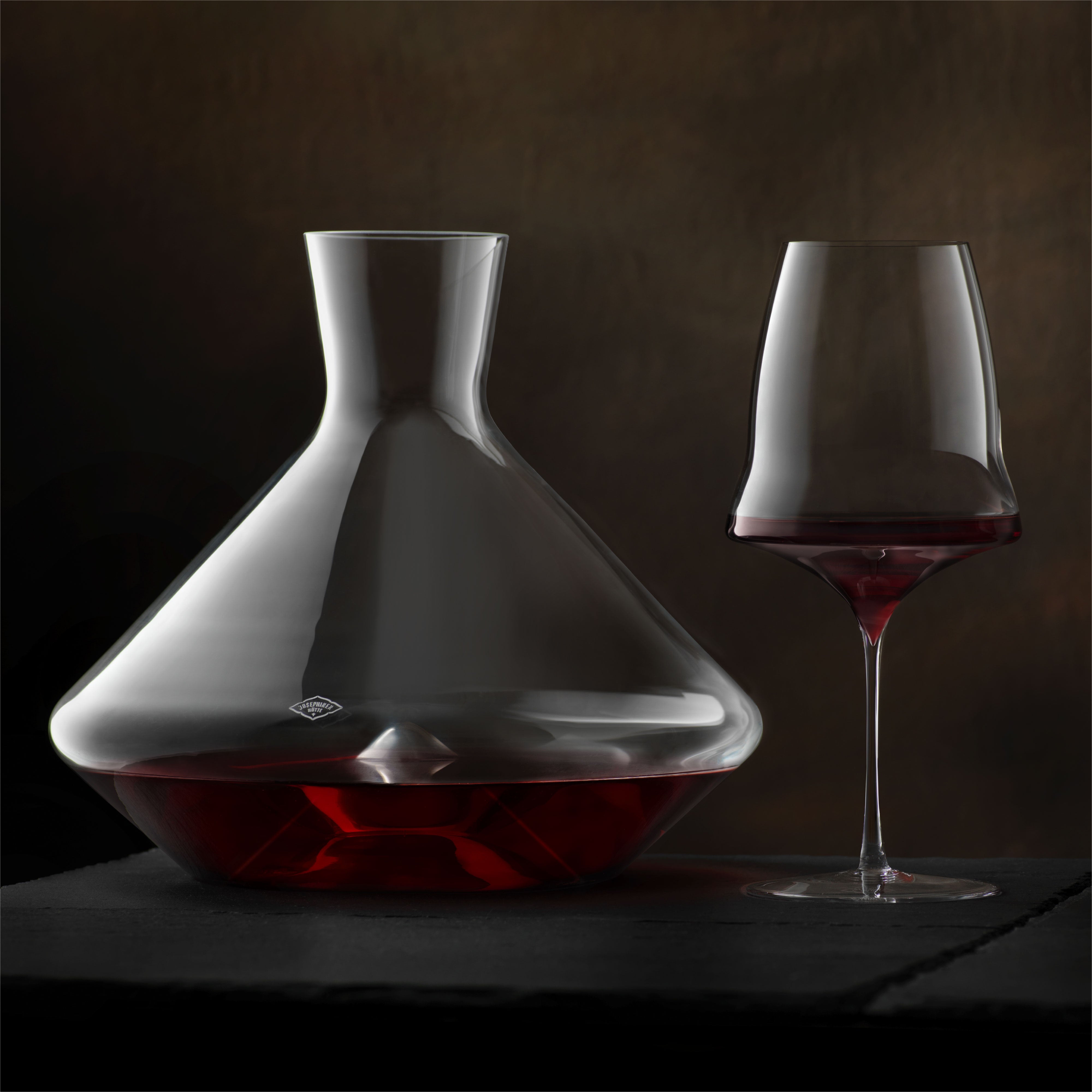 Josephine N° 3 – Red wine glass by Josephinenhütte with Josephine N° 7 – Decanter by Josephinenhütte