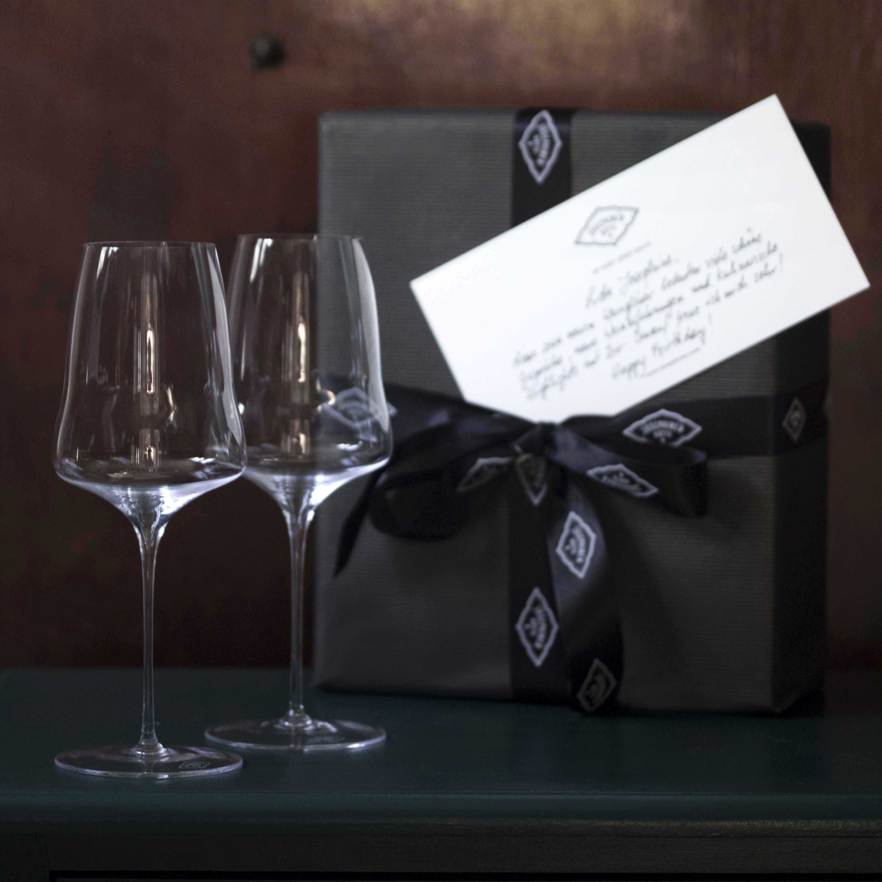 Geschenkpapier & handgeschriebene Notiz